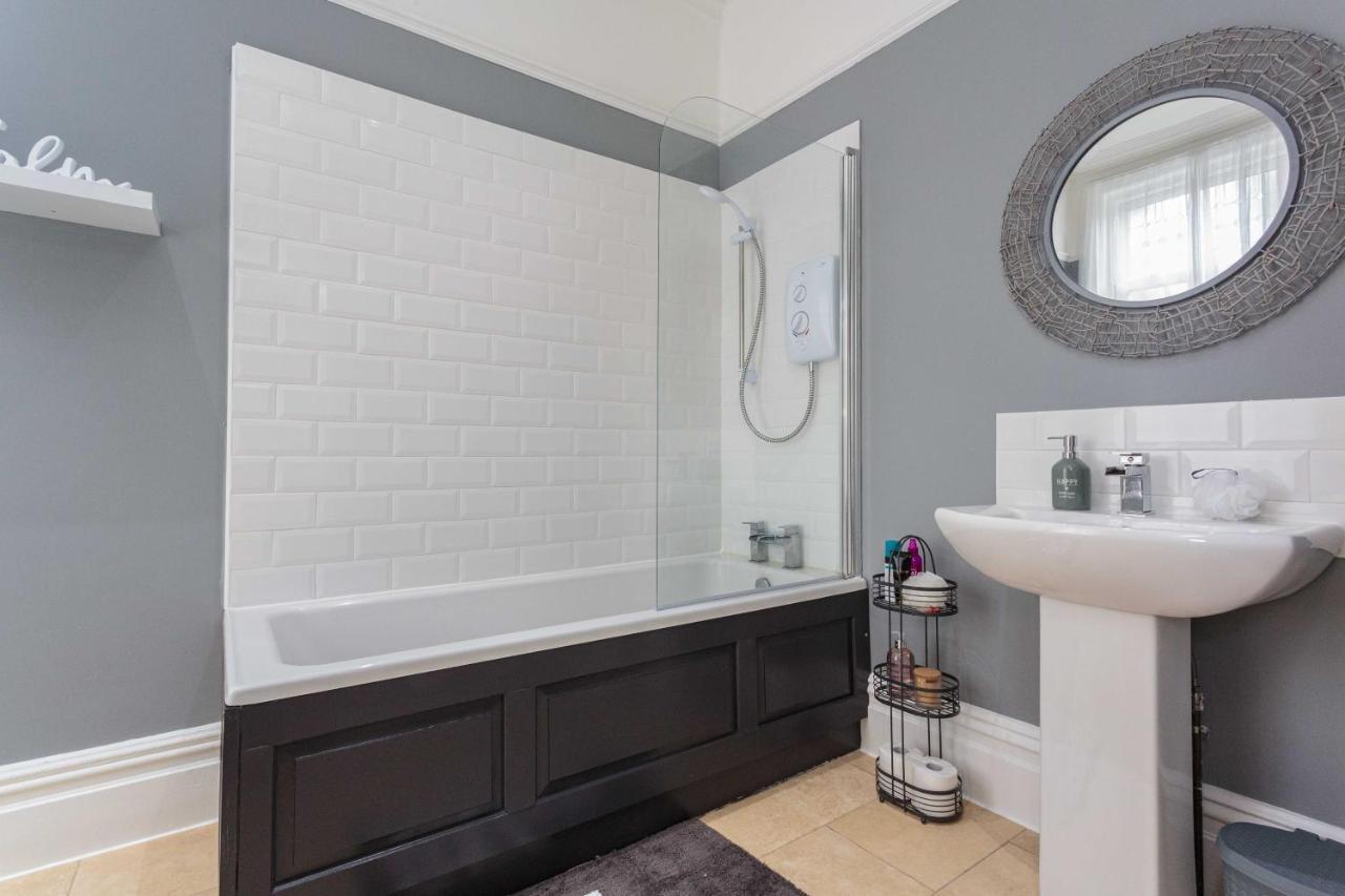 Stylish Lytham 5 Bedroom 3 Bathroom House With Hot Tub Lytham St Annes Exteriér fotografie